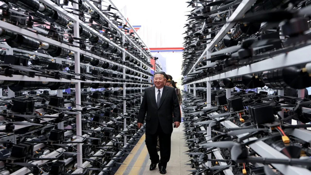 Schimbare majoră de strategie la Phenian. Kim Jong Un vrea „superioritate absolută” prin drone stealth și inteligență artificială pe câmpul de luptă. Coreea de Nord vrea să aplice lecțiile învățate în Ucraina