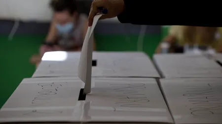 EXCLUSIV. Ce nu s-a văzut la televizor la alegerile locale din București: Oamenii politici ai momentului au descins la secțiile de vot cu ”alai”: aplauze, protestari și SPP-iști (VIDEO)