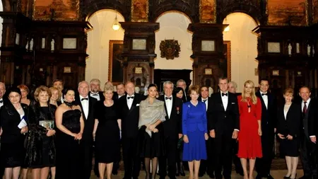 FOTO. Oficiali români, invitați la Peleș, la un dineu organizat de Principesa Margareta și Principele Radu. Cum vi se par ținutele pe care le-au purtat soțiile de politicieni?