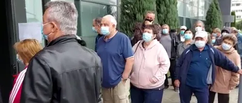 VIDEO| Scandal într-un centru de vaccinare din Craiova. Oamenii s-au înghesuit la coadă și nu au vrut să cedeze locul celor programați