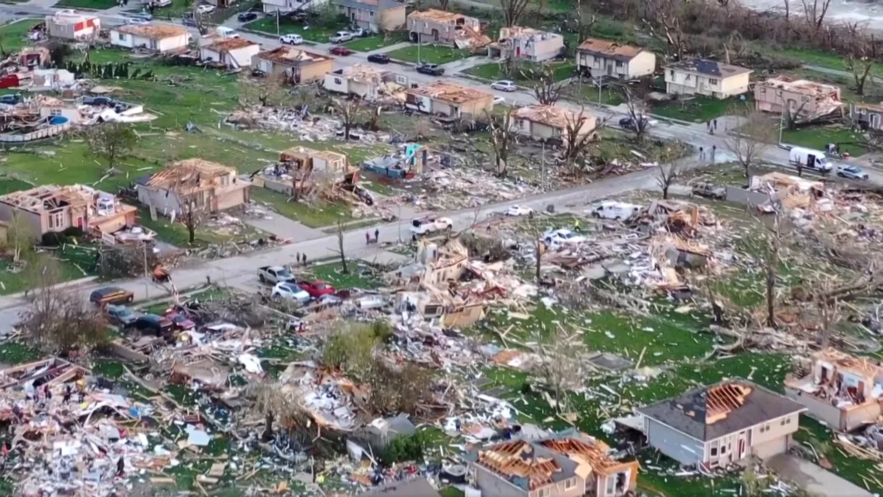 VIDEO | SUA, lovite într-o singură zi de 70 de TORNADE uriașe!/Bilanț teribil: zeci de clădiri distruse, linii electrice dărâmate, trenuri deraiate