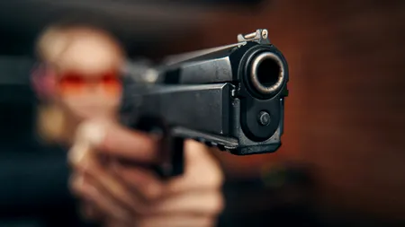 Doi ROMÂNI au tras mai multe focuri de armă în fața unui restaurant din Italia: 