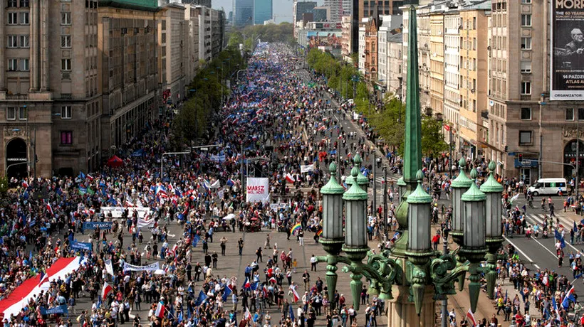Lumea a ieșit în stradă la Varșovia. Zeci de mii de oameni protestează împotriva guvernului: Polonia ar putea fi dată afară din UE