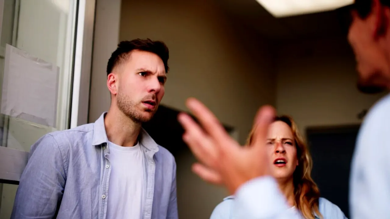 Scandal într-un cartier de lux din nordul Capitalei. Sute de proprietari refuză să-și plătească ÎNTREȚINEREA, dar stau în mașini de sute de mii de €