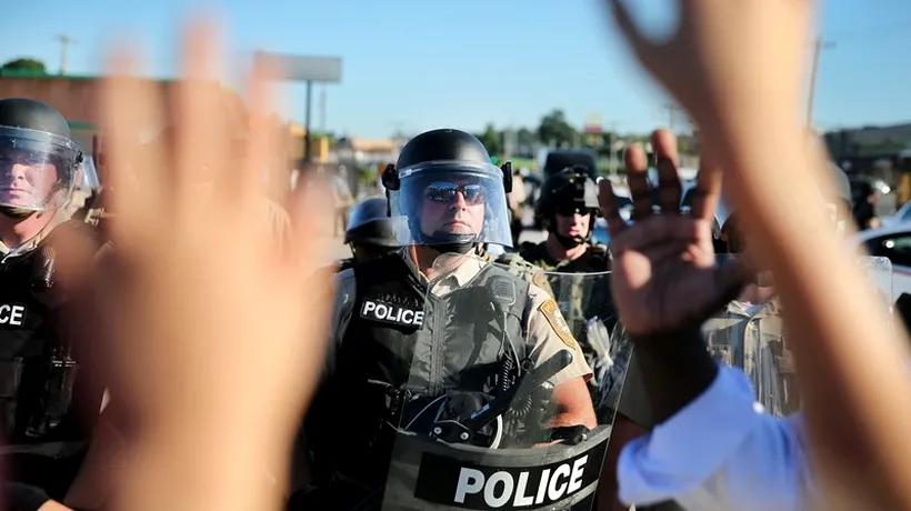 Revoltele continuă în orașul american Ferguson, unde un polițist a omorât un tânăr de culoare. Un alt tânăr de culoare a fost rănit