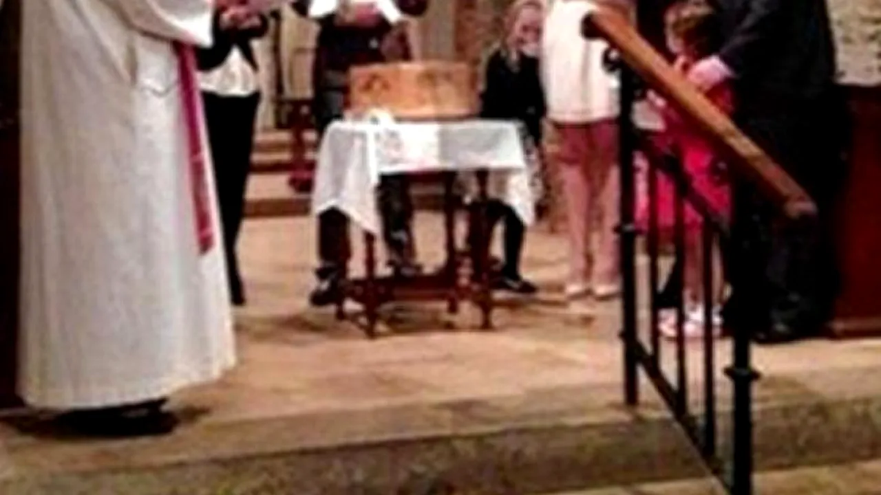 Detaliul din fotografia unui botez i-a uimit pe toți