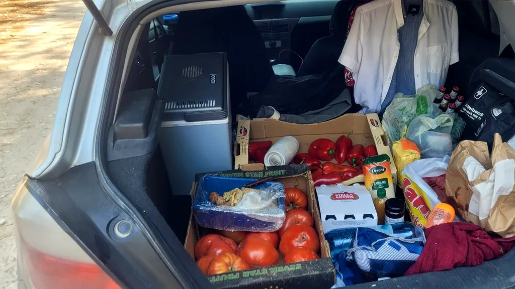 Un român și nevasta lui, virali pe Facebook. Au plecat în concediu în Grecia cu portbagajul plin cu mâncare și băutură