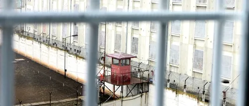 OU URIAȘ realizat din mărgele de un condamnat la închisoare pe viață pentru crimă, expus la Pitești