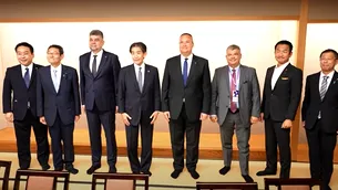 VIDEO. Nicolae Ciucă și Marcel Ciolacu au rămas în șosete la întâlnirea cu parlamentarii japonezi. Ce prevede protocolul