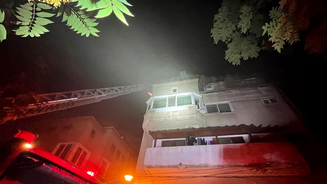 FOTO - VIDEO - Incendiu la ultimul etaj al unui bloc din Capitală / 25 de persoane au fost evacuate / 3 oameni au avut nevoie de îngrijiri medicale