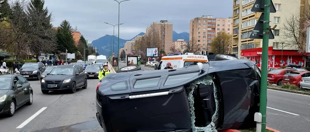 Un Duster s-a răsturnat după coliziunea cu o altă mașină, pe o stradă din Brașov