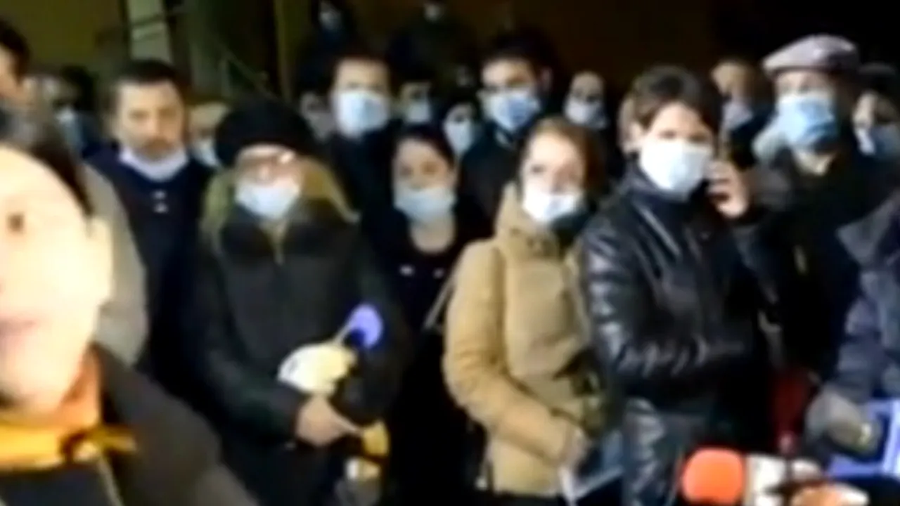 Sute de oameni au protestat în fața spitalului din Satu Mare, acuzându-i pe medici că ''au ucis'' un tânăr