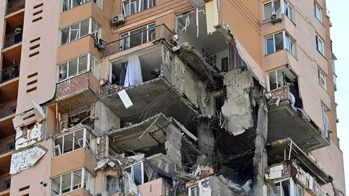 Atacul cu rachetă asupra unui bloc din Kiev s-a soldat cu victime. Câți morți și răniți au găsit salvatorii în apartamentele distruse