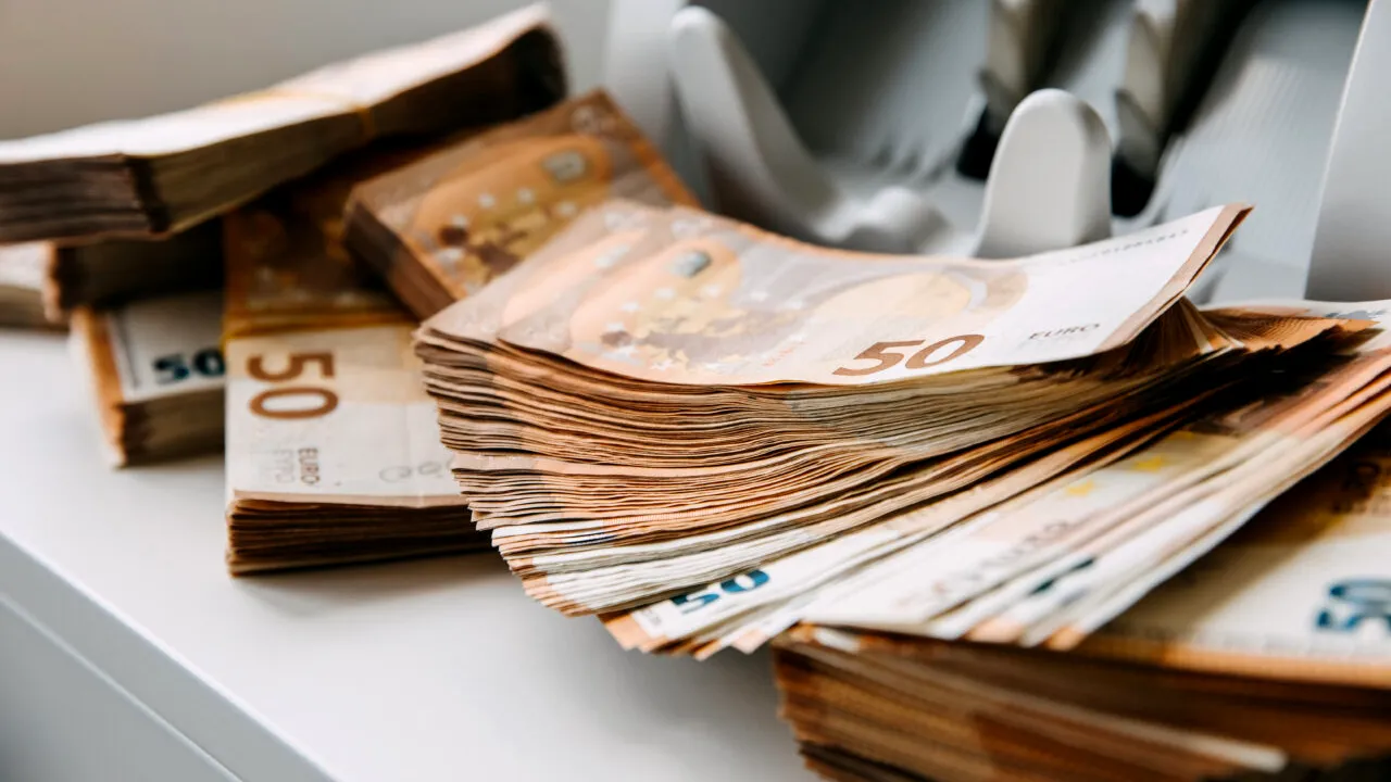 Ce au făcut câțiva liceeni după ce au găsit un pachet cu 97.000 de euro pe o stradă din Atena. Polițiștii au rămas uimiți