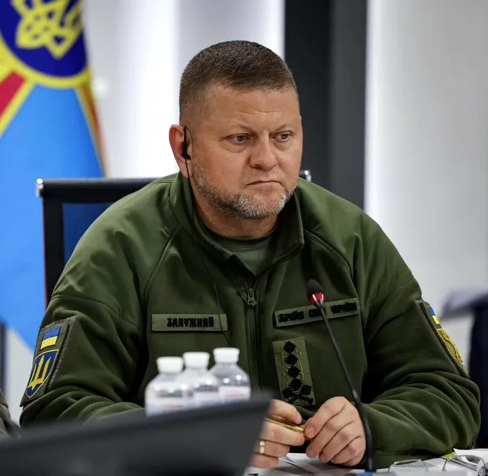 The Times: &bdquo;Lupta lui Zelensky pentru supravie&#539;uire este mai personal&#259; ca niciodat&#259;. Valeri Zalujn&icirc;i l-ar putea &icirc;nlocui pe liderul de la Kiev&rdquo;