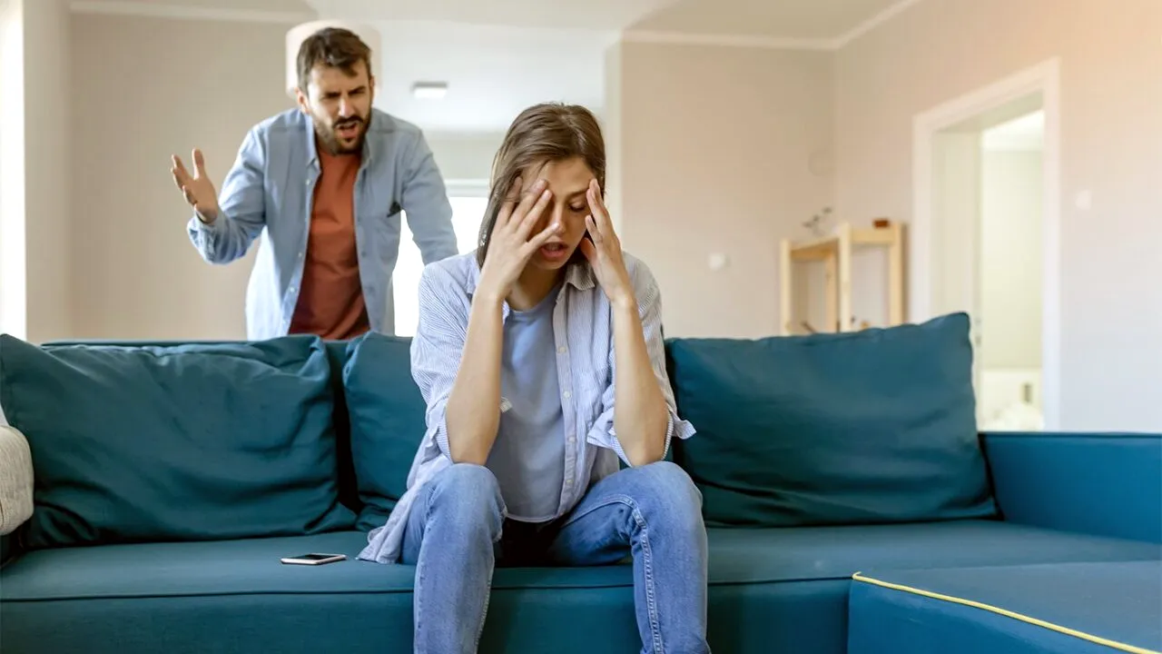 Motivele pentru care foștii soți ajung în instanță: Un butoi de 7 vedre de țuică, un lighean, peste 200 de oi și doi cai