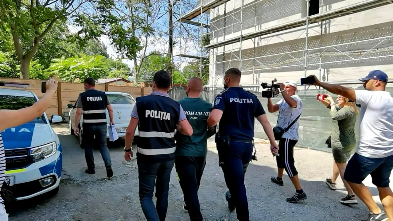 Inconștientul care arunca de la balcon cu sticle și scaune de fier, în Mamaia, a fost prins. „Sunt celebru, scoate-mă de aici!”