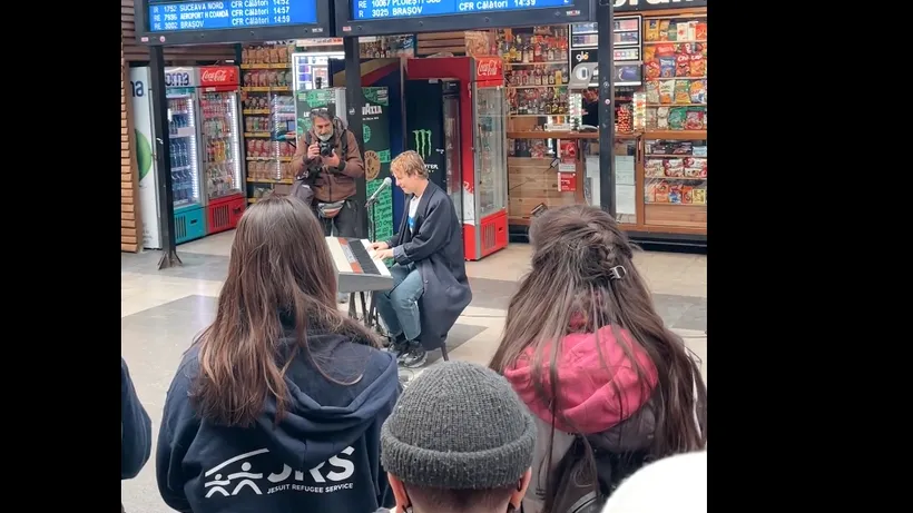 VIDEO | Artistul britanic Tom Odell a cântat în Gara de Nord din București, pentru refugiații ucraineni. El va susține un recital la concertul caritabil „We are one”, de pe Arena Națională