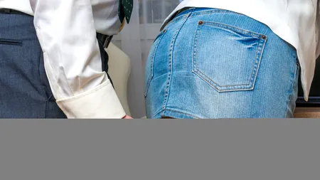 Un elev de liceu a văzut două profesoare tinere care stăteau de vorbă. A mers la ele sub pretextul că le întreabă ceva, iar ce a urmat e scandalos