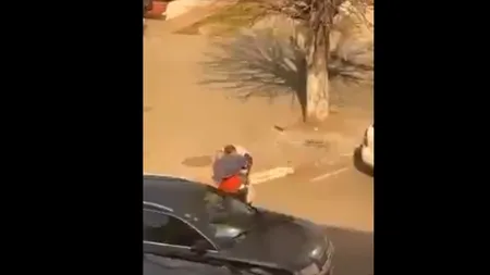 VIDEO | Bătaie cu pumnii, picioarele și cu cuţite în Calafat. Un localnic a filmat întreaga scenă