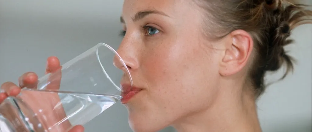 Ce se întâmplă dacă bei apă cu bicarbonat pe stomacul gol. Efectele benefice ale acestui produs