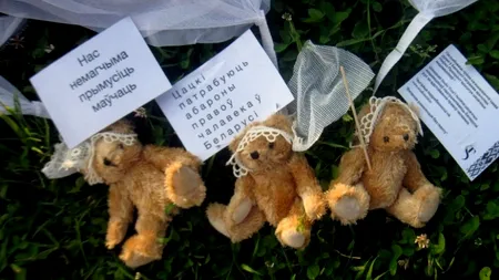 Ultimul dictator al Europei, UMILIT de niște ursuleți din pluș. FOTO și VIDEO