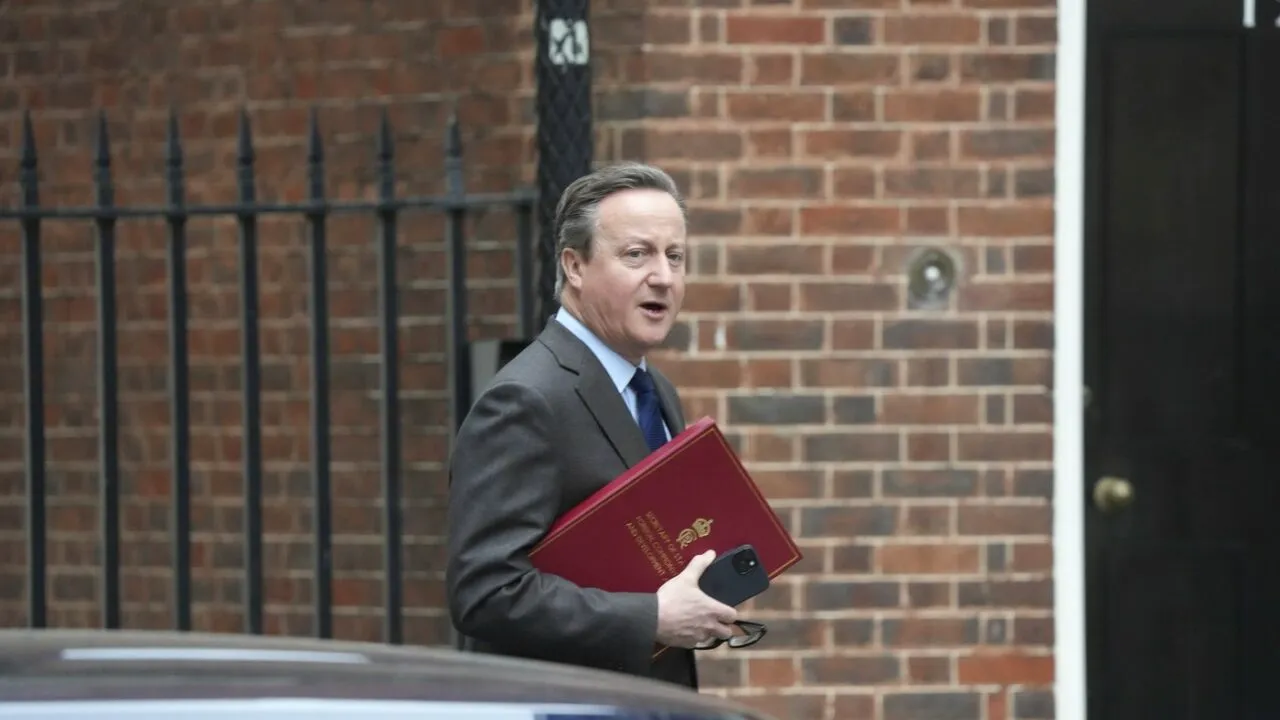 Cameron este favorabil suplimentării contribuțiilor pentru apărarea NATO, dar consideră IMPRUDENTE afirmațiile lui Trump