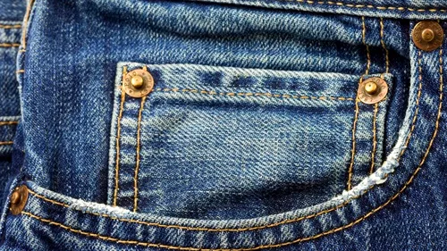 Detaliul care a transformat o pereche de pantaloni în cel mai popular obiect vestimentar: bucata de metal prinsă de buzunarul blugilor