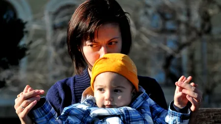 Camera Deputaților: De la 1 octombrie 2012, indemnizația de creștere a copilului revine la 85% din venituri. Câți bani primești dacă stai acasă un an sau doi 