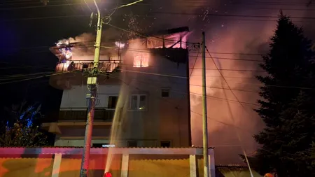 EXPLOZIE urmată de incendiu, la un imobil din sectorul 5. Patru persoane au ajuns la spital, alte două fiind evacuate / Focul a fost localizat