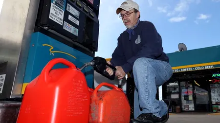 Benzina va fi RAȚIONALIZATĂ în New York, după uraganul Sandy. Cine va putea face plinul