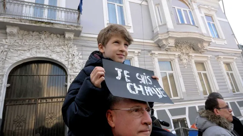 Sute de oameni au venit la Ambasada Franței din București pentru omagierea victimelor atentatelor de la Paris