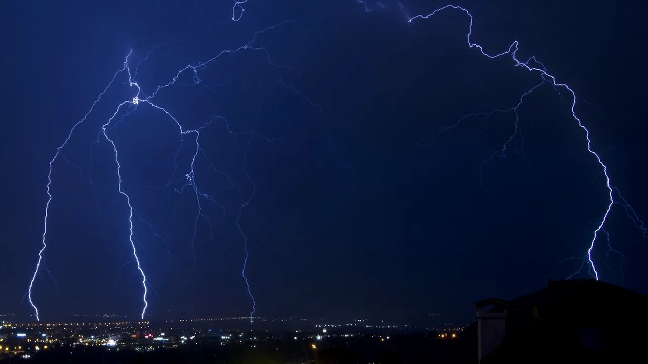 ALERTĂ METEO: Cod portocaliu de furtuni în Capitală până la ora 19:30 / Bucureștenii, avertizați prin sistemul RO-ALERT