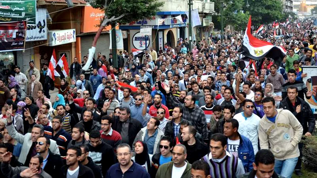 Egiptenii își aleg președintele în plină criză politică