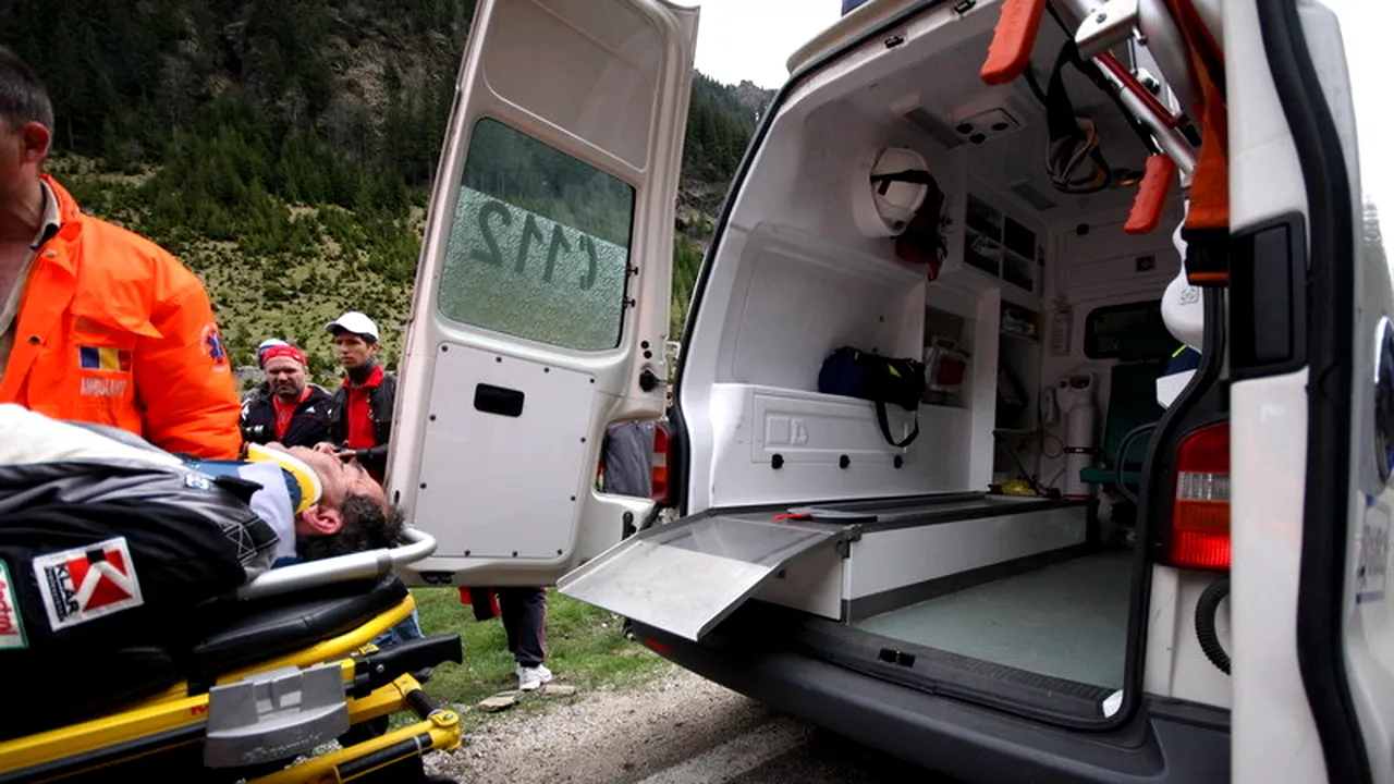 ACCIDENT DE AUTOCAR. Șapte persoane au fost rănite după ce autovehiculul s-a ciocnit cu o cisternă