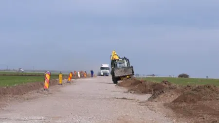(P)Se lucrează la DJ 546C Potcoava–Perieți, iar proiectul este finanţat prin Programul Național de Investiții 