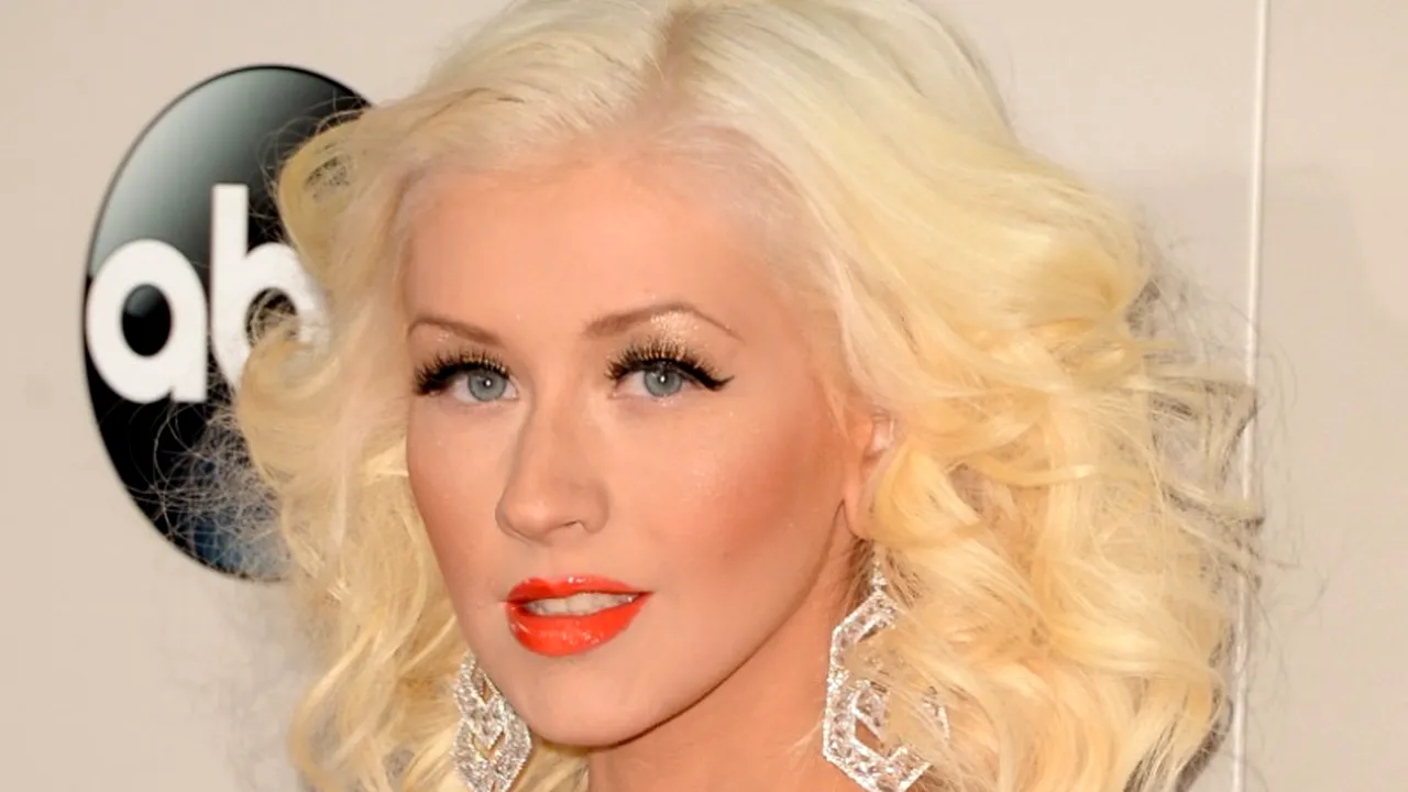 FOTO. Christina Aguilera a pășit pe covorul roșu îmbrăcată într-o rochie creată de o româncă