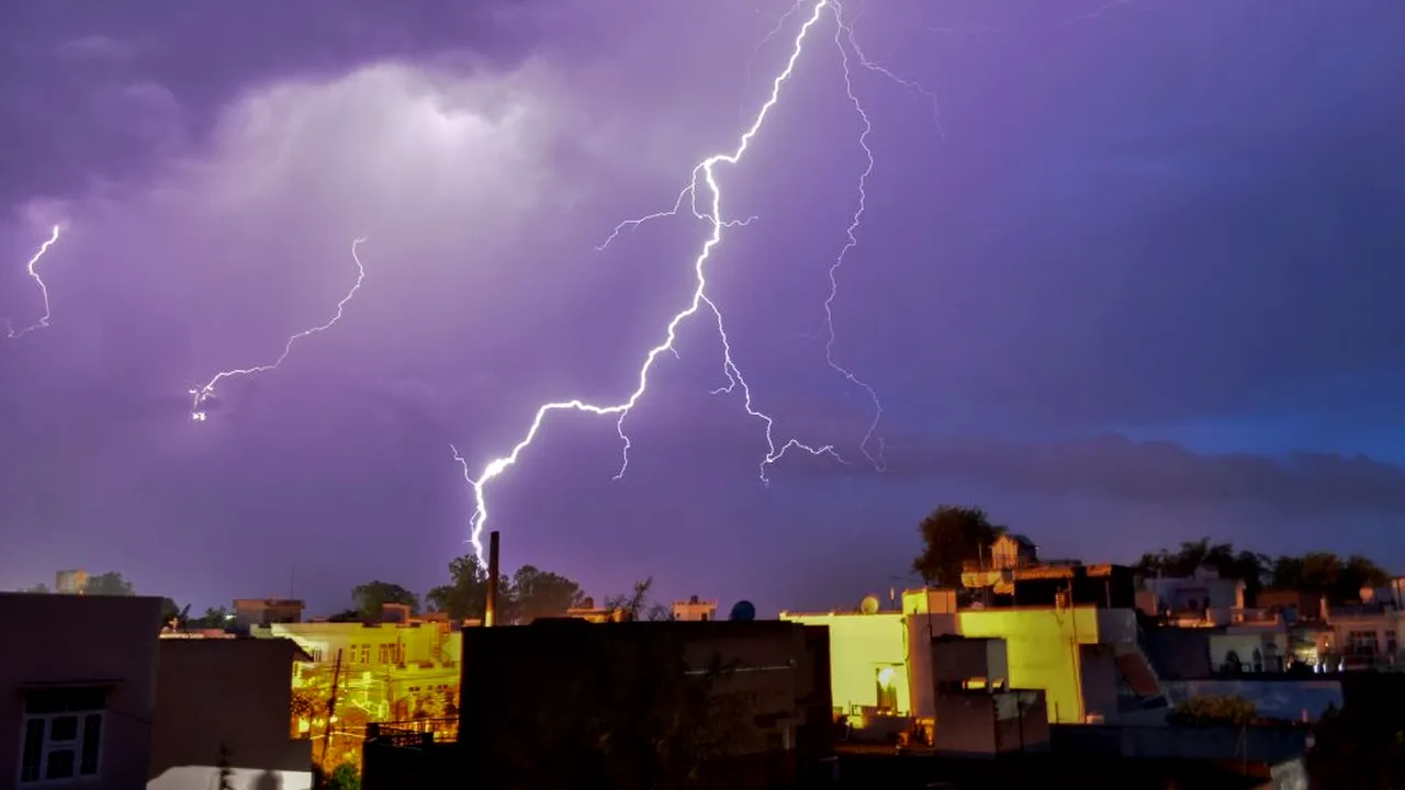 VREMEA. Avertizare nowcasting de la ANM. 10 județe în care va fi prăpăd în următoarele două ore!