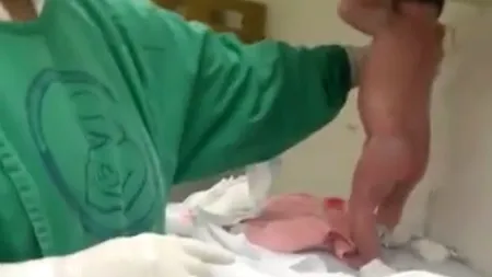 
O fetiță a emoționat o lume întreagă. Gestul uimitor pe care l-a făcut în spital VIDEO