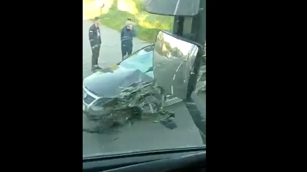 VIDEO | Trafic blocat pe DN 13, în județul Brașov, după ce o mașină și o autoutilitară s-au ciocnit. Unul dintre șoferi și-a pierdut viața