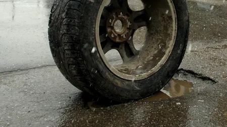 Protest inedit la Cluj. Ce au făcut locuitorii unei străzi pline de gropi