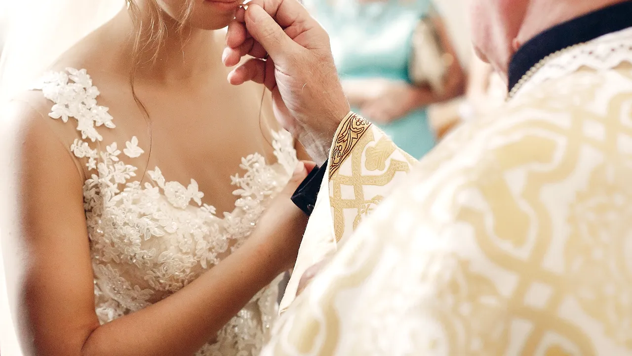 Un preot catolic a fost arestat după ce a fost acuzat că a drogat o enoriașă, apoi i-a făcut masaj și a violat-o. Părintele este cel care a cununat-o pe femeie