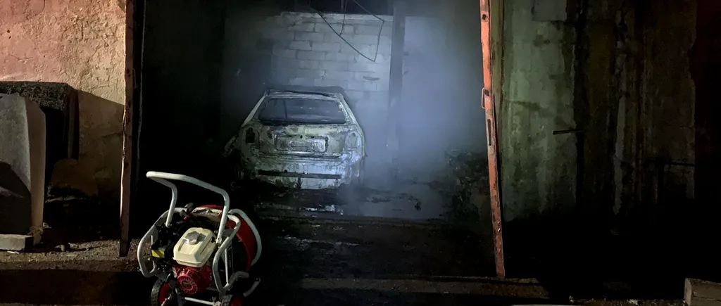 Mașină făcută scrum într-un service auto din Timiș. De la ce a pornit incendiul devastator