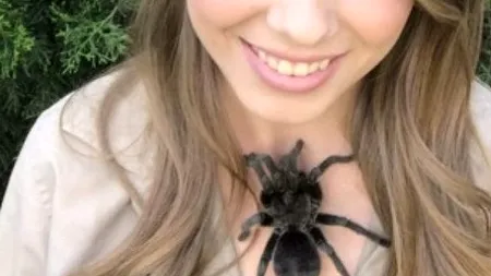 S-a fotografiat cu o tarantulă imensă pe gât și a publicat fotografia pe internet. Motivul emoționant pentru care tânăra superbă a făcut asta