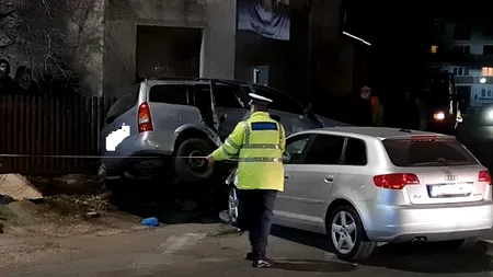 VIDEO | Accident grav în Argeș. Trei oameni au ajuns la spital, după ce un șofer a virat fără să se asigure. Mașinile s-au făcut praf