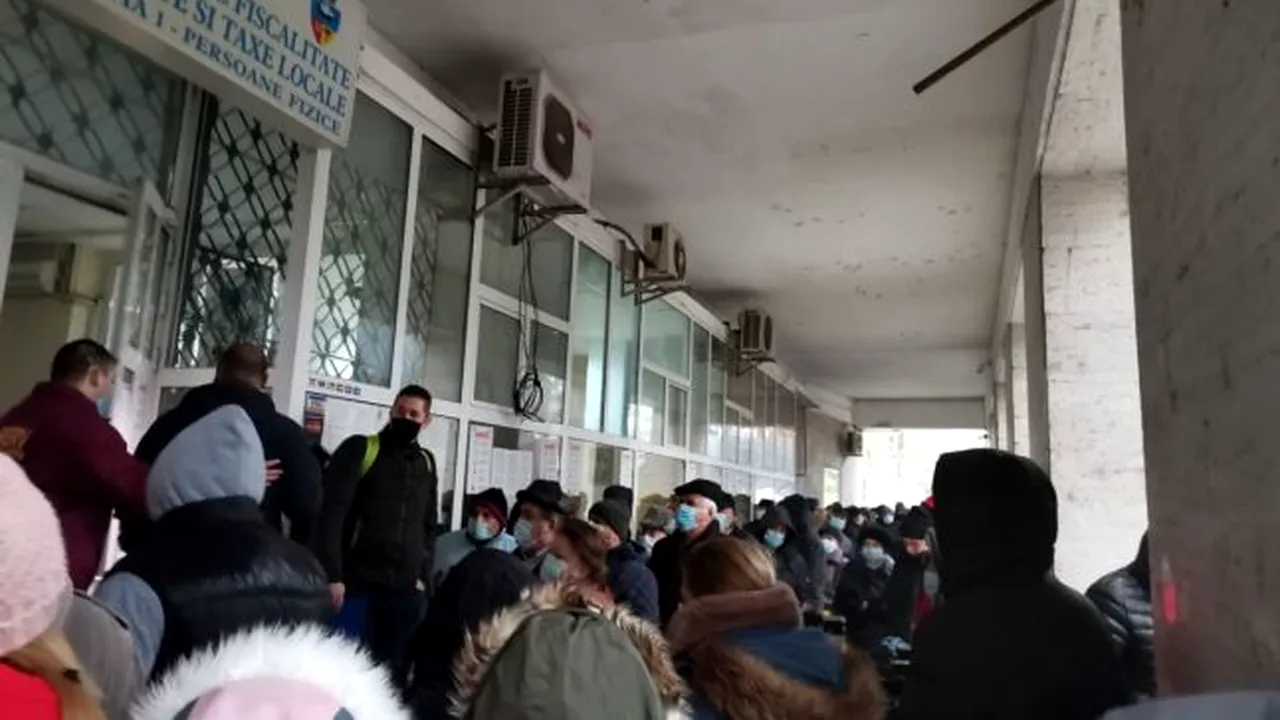 Distanțarea socială, o necunoscută la Direcția de Taxe și Impozite Galați! Sute de oameni au stat în frig ca să-și plătească datoriile