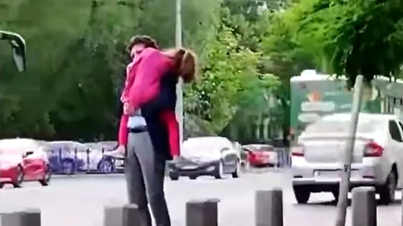 VIDEO. Primarul Capitalei, filmat în timp ce traversa prin loc nepermis, cu copilul în brațe. Sindicatul Europol: „Fii ca Dan, nu face ca Nicușor!”