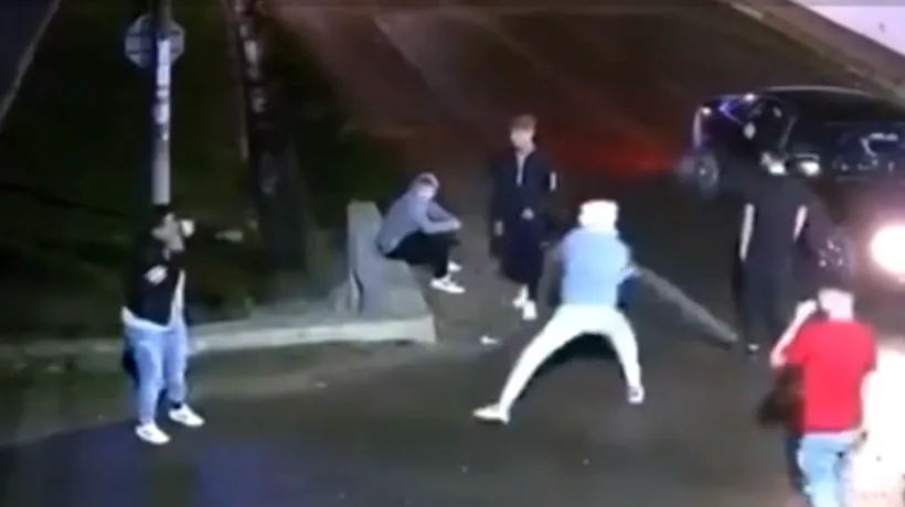 Incident șocant în Iași. TÂNĂR filmat în timp ce atacă violent un rival în plină stradă cu o scândură ruptă dintr-un gard
