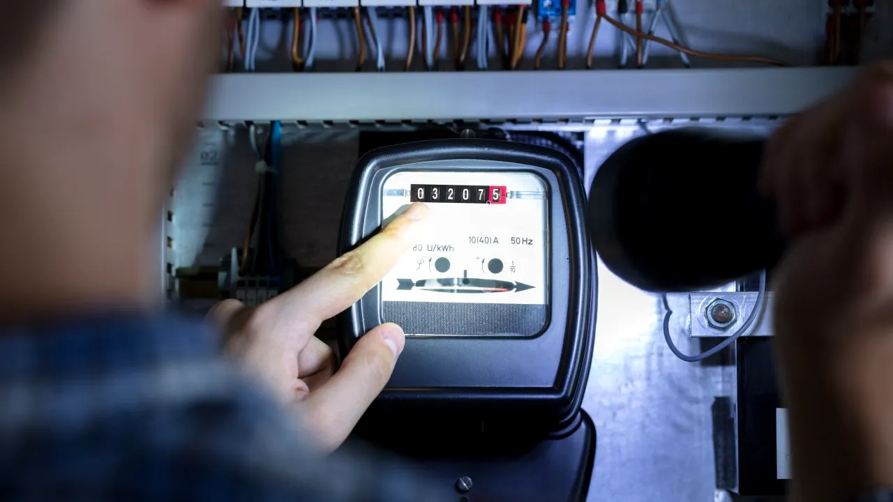 Un sfert dintre consumatorii de energie electrică și de gaze nu se vor încadra în plafonul schemei de ajutor. Câți vor avea facturile compensate în ianuarie