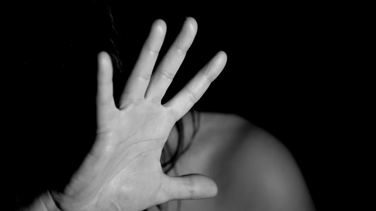 Un român a vrut să-și seducă fiica vitregă cu alcool și mesaje pe WhatsApp, în Italia: „Pot să te văd. Vin la tine, vrei?”